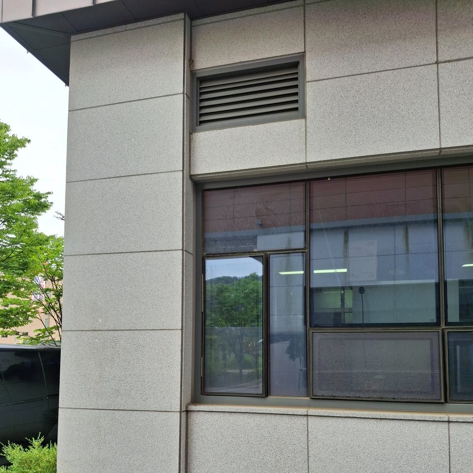 강남 설치 전 외부 창면과 상단 구간 확인 강남 실외기실 환풍기설치 전 외부 창면과 상단 설치 구간 확인 사진