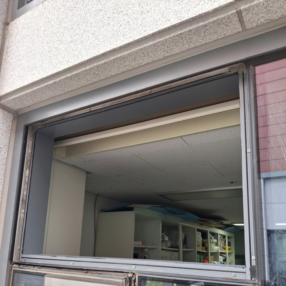 강남 창면 상단 창짝 분리와 개구부 확보 강남 창면 상단 창짝을 분리해 환풍기 개구부를 확보한 사진