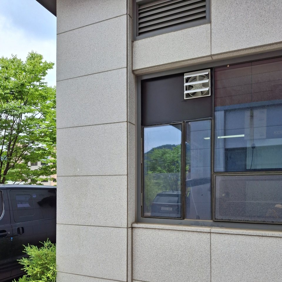 강남 창면 상단 불투명 패널 환풍기 설치 완료 강남 창면 상단 불투명 패널에 환풍기 설치가 완료된 외부 사진