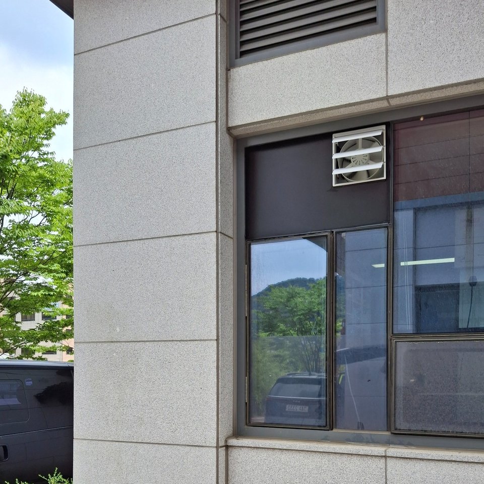 강남 실외기실 창면 상단 불투명 패널에 환풍기 설치가 완료된 사진