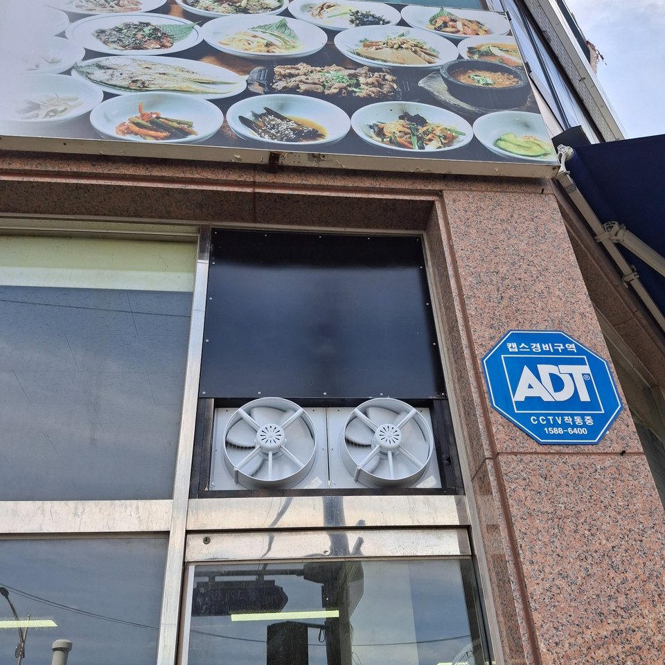 식당 실외기실 환풍기 설치 완료 후 작동과 배선 정리를 확인하는 사진