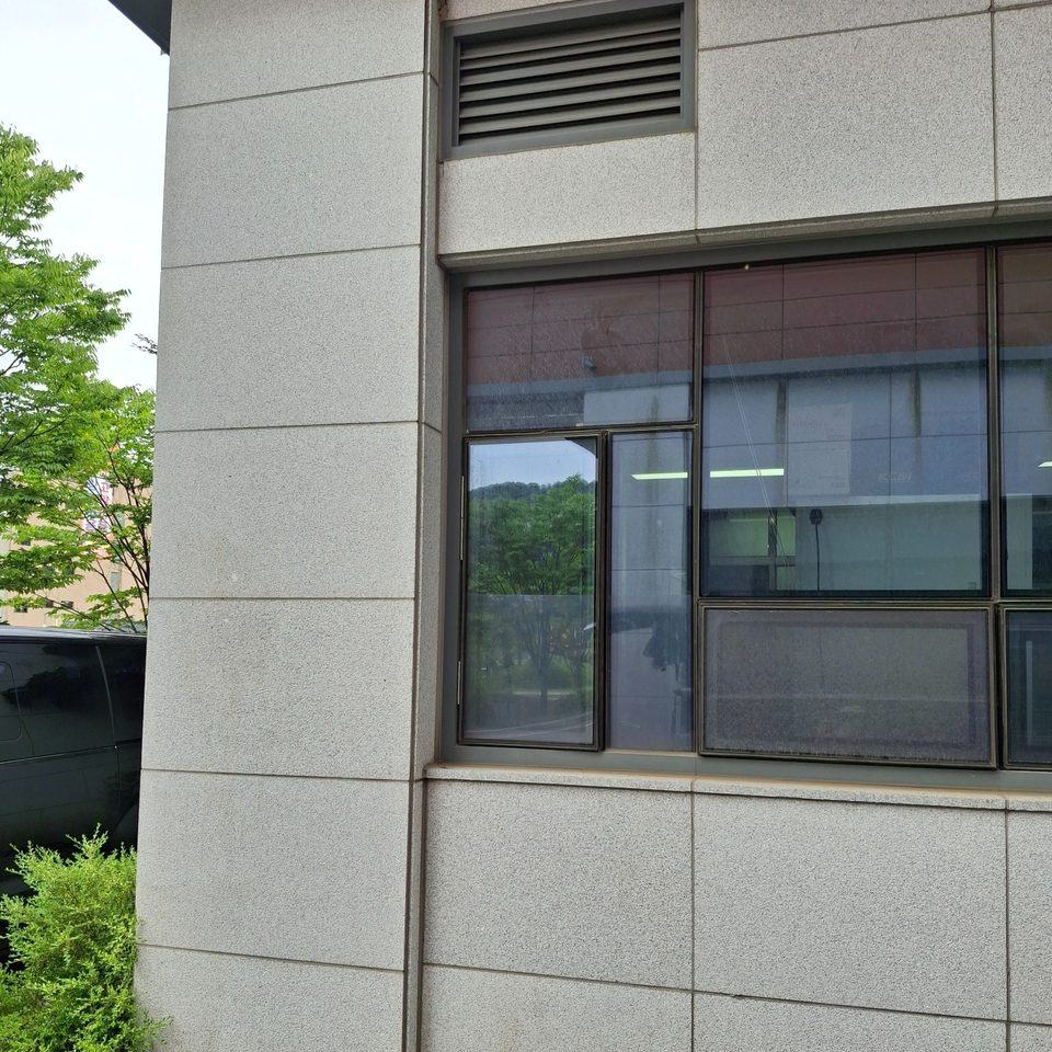 환풍기 설치 전 건물 외부 갤러리 환기구와 창면 구조