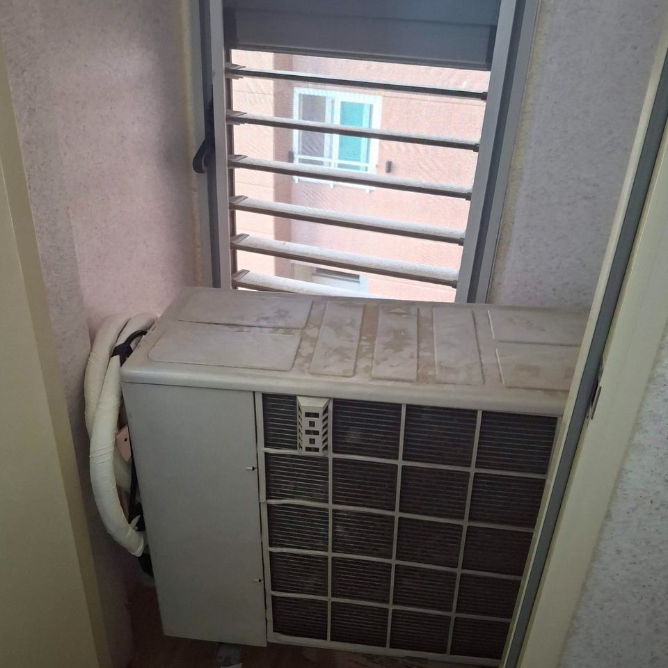 설치 전 좁은 실외기실에서 실외기와 루버창 위치를 확인한 사진
