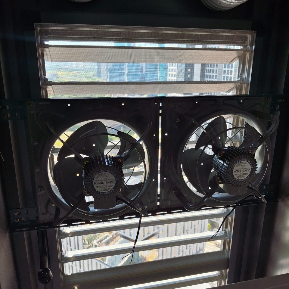 루버창 프레임에 35cm 대형환풍기 2대를 가로로 고정한 실제 사진