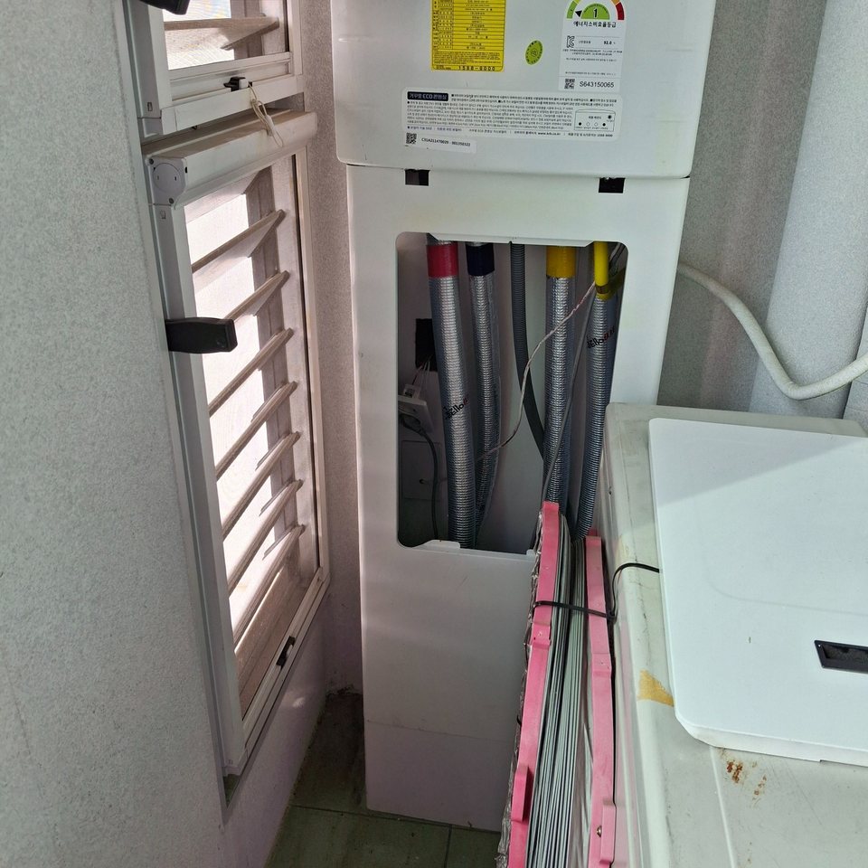 실외기실 환풍기 설치 전 보일러와 배관, 루버창, 작업 공간을 확인한 사진
