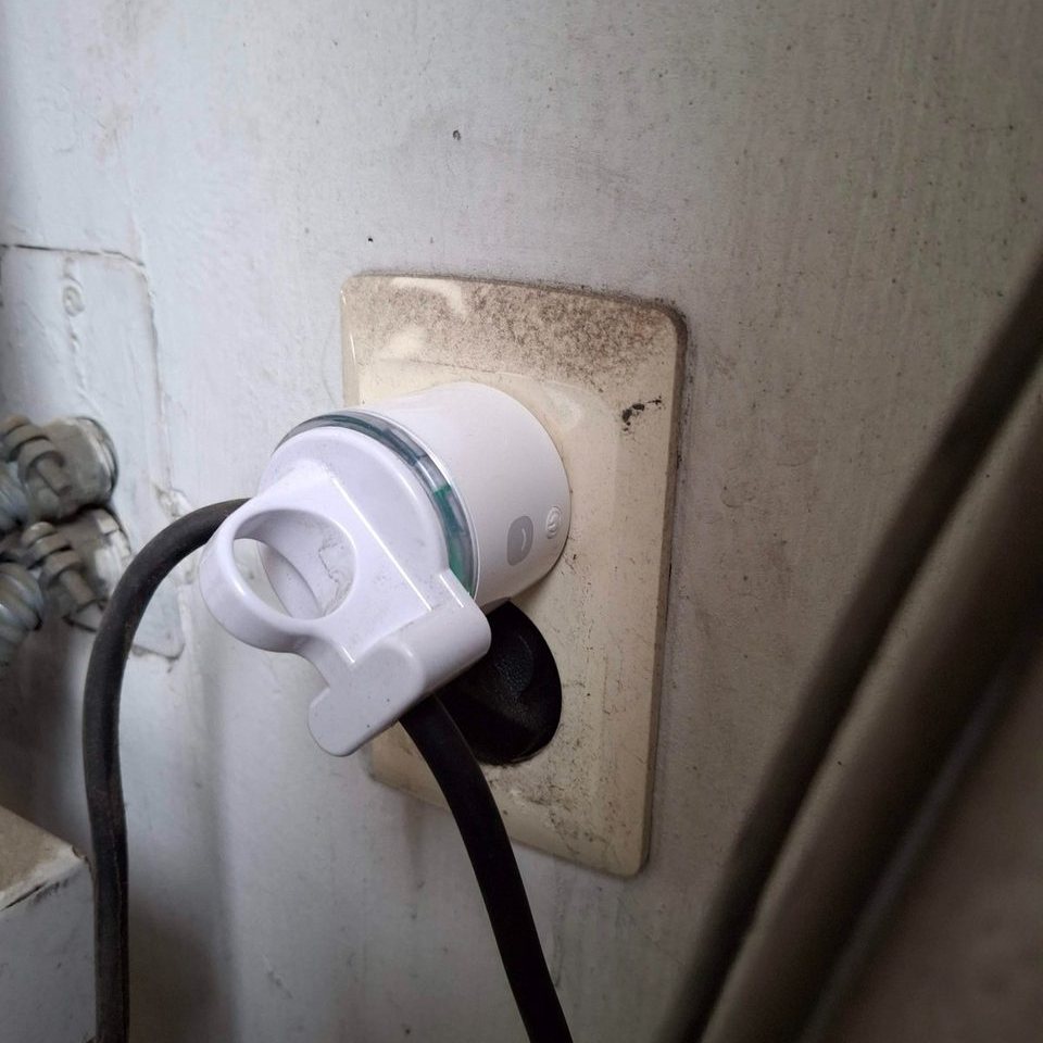 핸드폰 제어 가능한 IOT 시스템 설치 실외기실 콘센트에 휴대폰 제어 가능한 IoT 스마트 플러그를 설치한 사진
