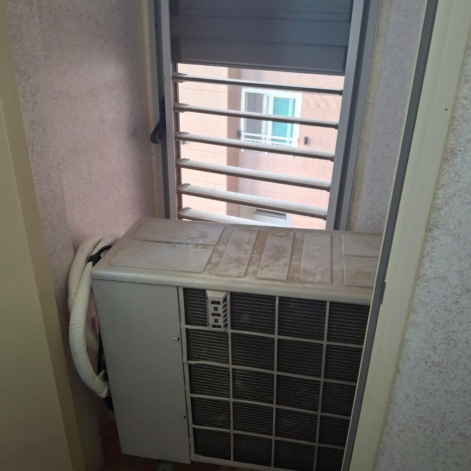 아산 실외기실 설치 전 좁은 루버창과 실외기 간격 확인