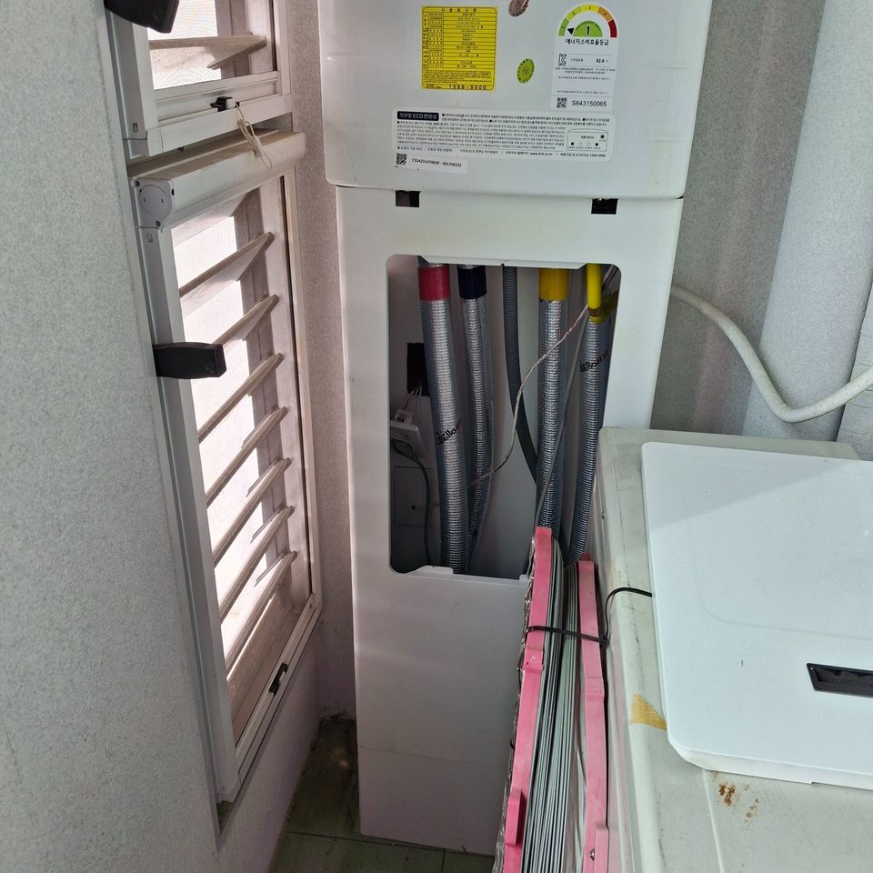 은평 실외기실 설치 전 보일러 배관과 루버창 사이 간격을 확인하는 사진